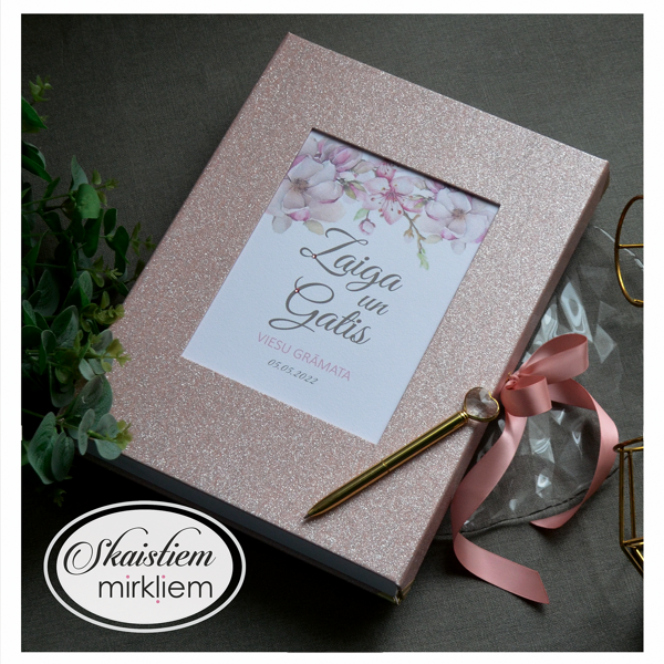 Mirdzoša rozā dekoratīvā materiāla viesu grāmata ar ābeļziedu printu un rozā atlasa lenti