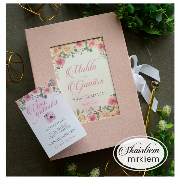 Rozā viesu grāmata ar dārza ziedu vainaga printu vāka centrā un personalizētu tekstu