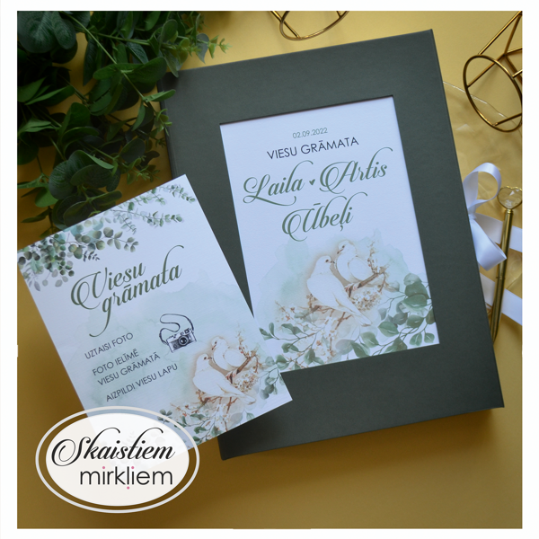 Tumši zaļa auduma viesu grāmata ar romantisku dūju printu un instrukcijas kartīti