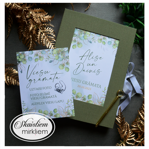 Olīvzaļas viesu grāmatas vāks ar zaļumu vainaga printu centrā un informācijas lapu