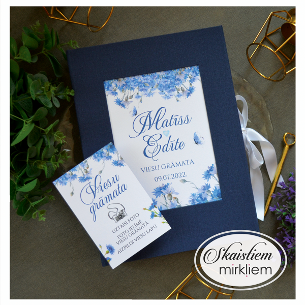 Tumši zila viesu grāmata ar rudzupuķu ziedu motīva printu