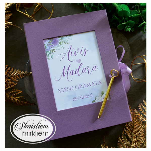 Viesu grāmata violetā tonī ar zelta sešstūra elementu, ziediem un vietu viesu anketām