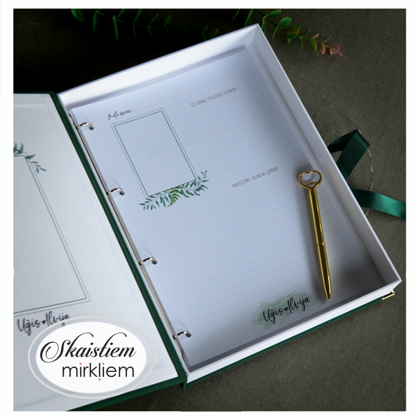 Viesu anketas dizains ar rāmīti fotogrāfijai un elegantiem augu elementiem