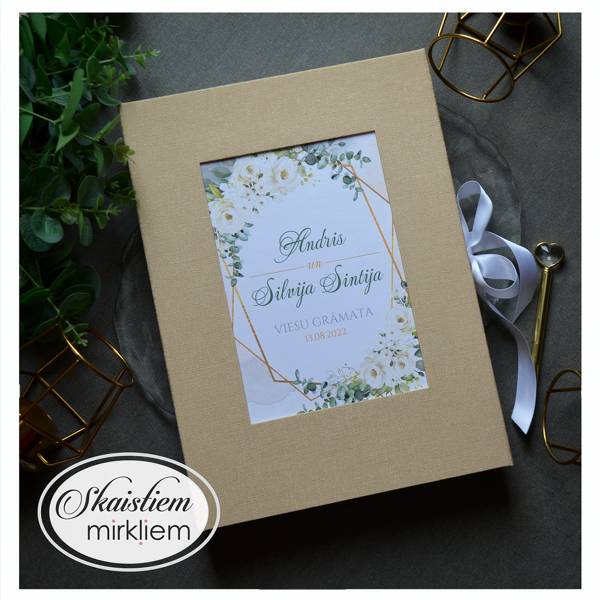 Zelta toņa viesu grāmata ar eikalipta zariņu, baltu ziedu printu un baltu atlasa lenti