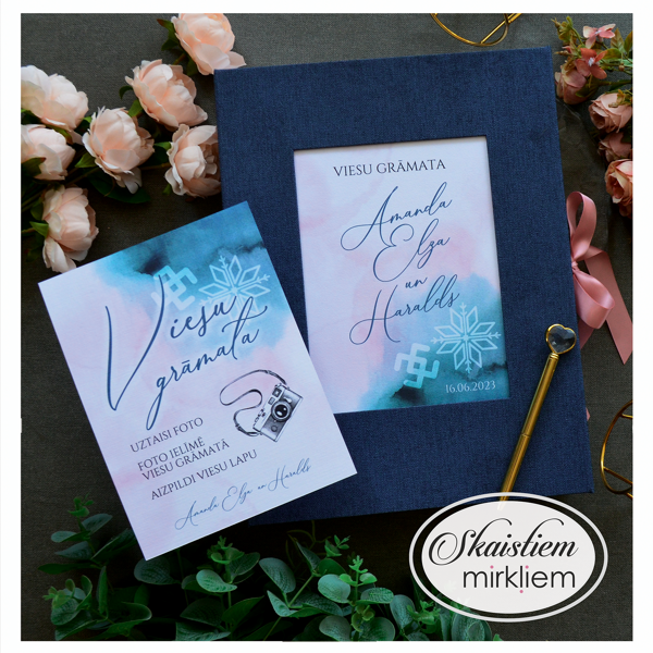 Tumši zila viesu grāmata ar māksliniecisku zilu akvareļu laukuma printu un latviskām zīmēm