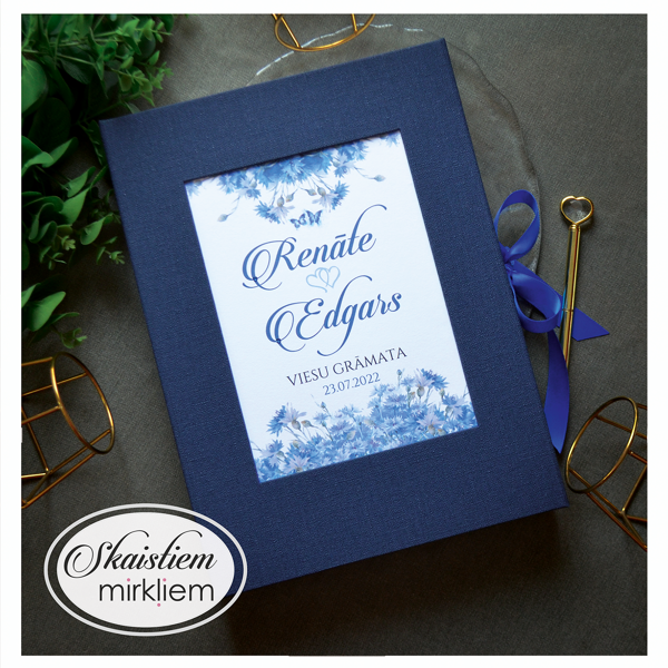 Tumši zila viesu grāmata ar zilu ziedu printu un personificētu tekstu