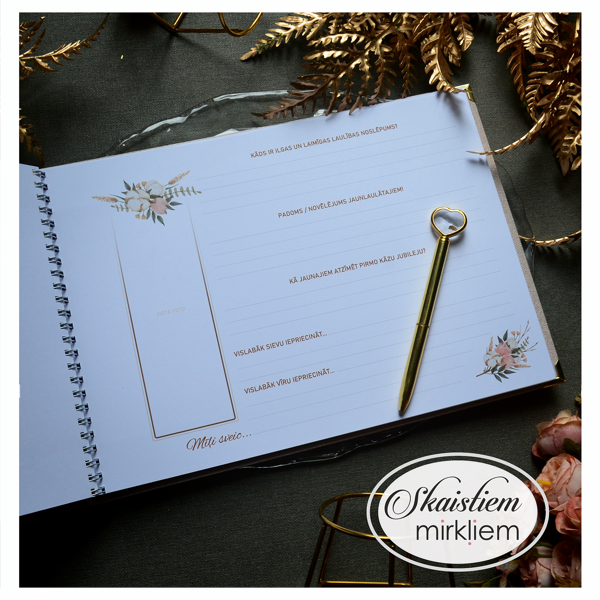 Viesu grāmatas iekšlapa ar pieskaņotu dizainu, jautājumiem un fotokastes bildi