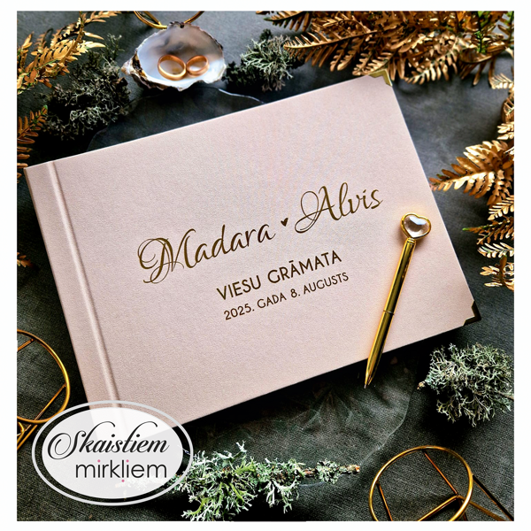 Personalizēta viesu grāmata ar smilšu krāsas auduma vāku un romantisku zelta kaligrāfiju
