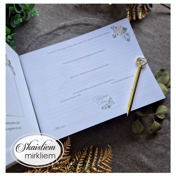 Viesu grāmatas atvērums ar dekoratīvām ilustrācijām un vietu personalizētiem vēlējumiem ja