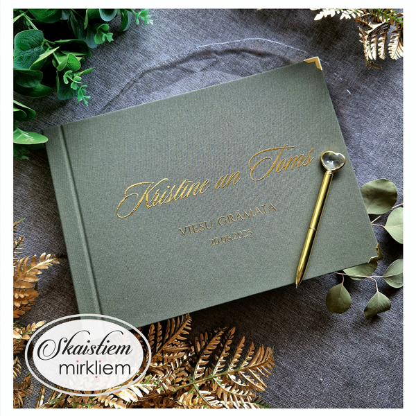 Eleganta zaļa auduma viesu grāmata ar zelta folijas druku un klasisku fontu izvēli