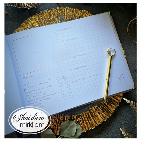 Viesu grāmatas iekšlapas ar anketas veida jautājumiem un vietu momentfoto