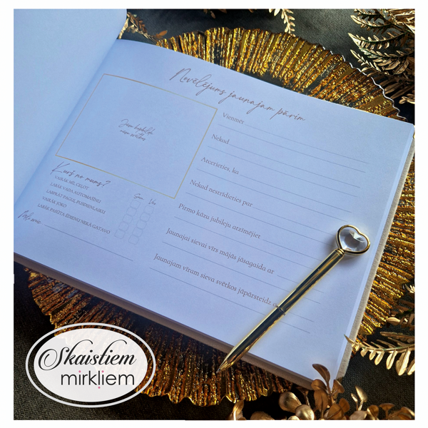 Viesu grāmatas atvērums ar minimālisma stila anketu un vietu viesu novēlējumiem