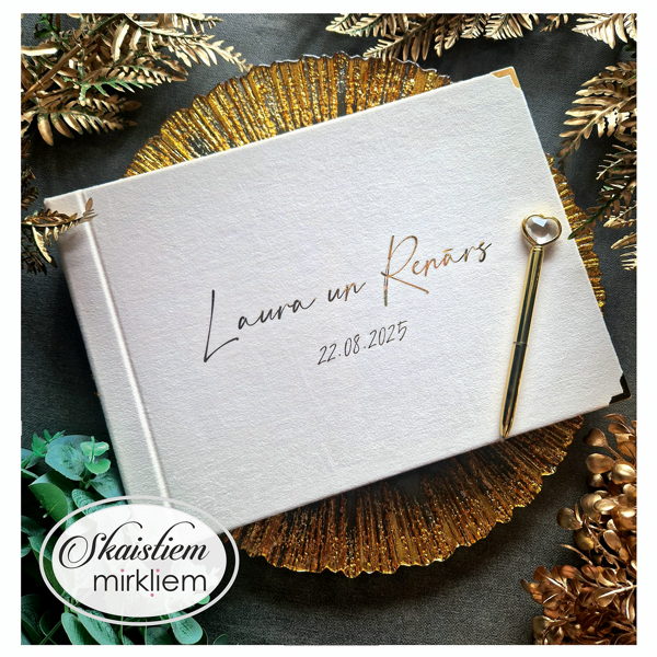 Klasiska iesieta viesu grāmata ar gaišu velūra audumu un elegantiem zelta burtiem