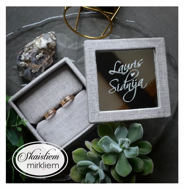 Personalizēta gredzenu kastīte ar gravējumu uz spoguļvirsmas zemes toņos
