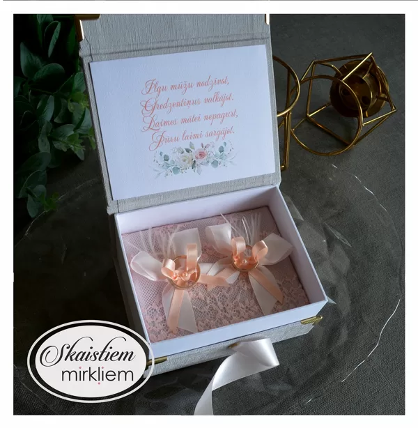 Klasiska pelēka gredzenu kastīte ar personalizētu novēlējumu vāciņa iekšpusē