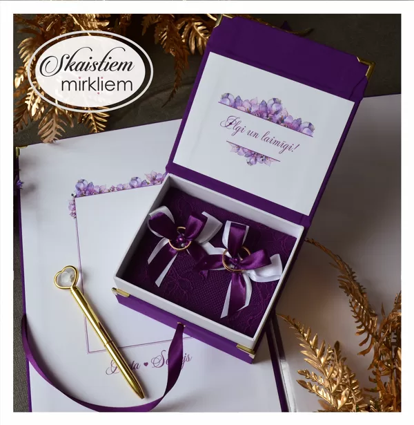 Tumši violeta gredzenu kastīte ar personalizētu vāciņa iekšpusi