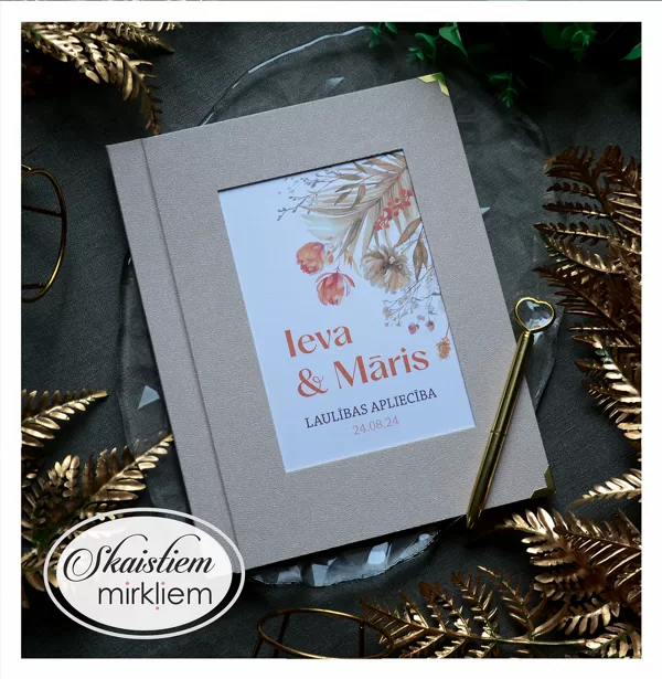 Boho stila laulības apliecības vāki ar rudens ziedu motīvu un vārdiem "Ieva un Māris"