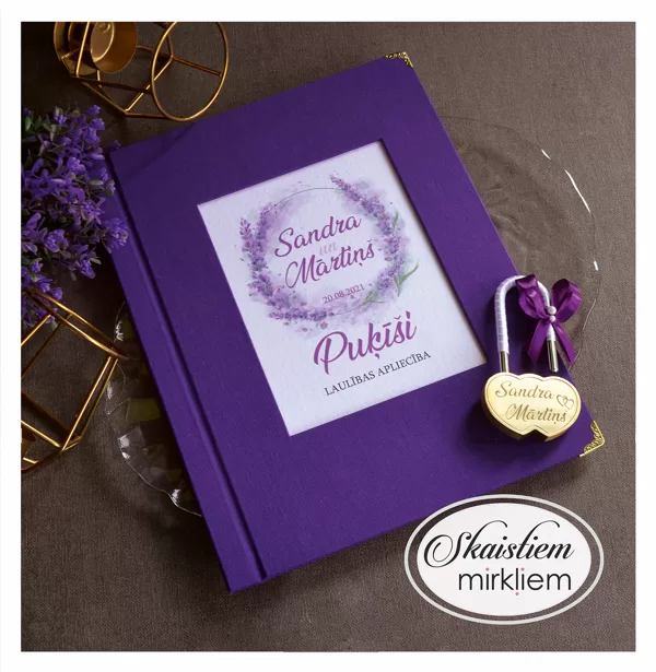 Puķīšu ģimenes laulības apliecības vāki un kāzu slēdzene violetos toņos