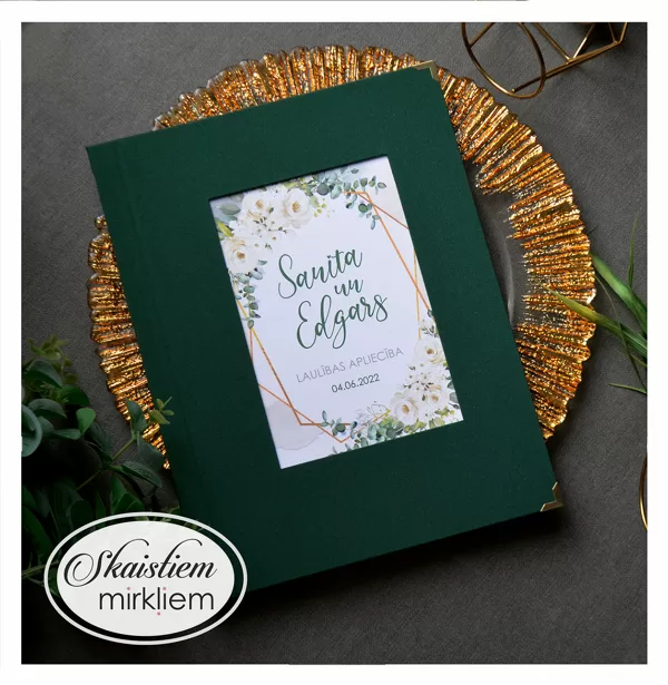 Eleganti zaļi laulības apliecības vāki ar baltiem ziediem un personalizāciju