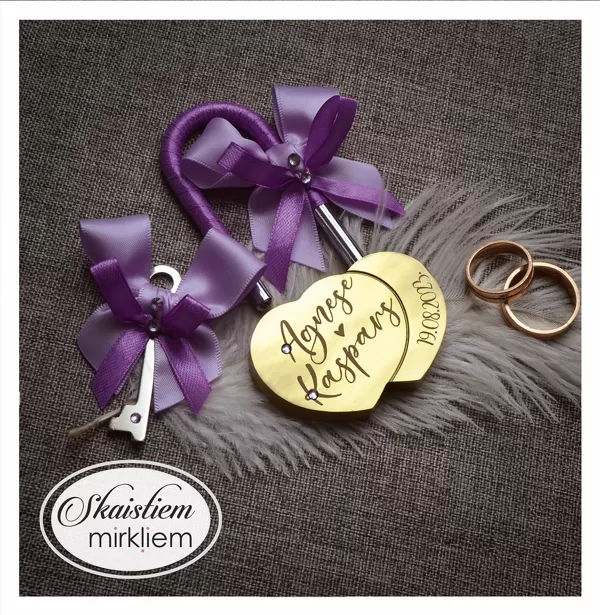 Personalizēta slēdzene Agnese un Kaspars ar violetu lentīti un datumu