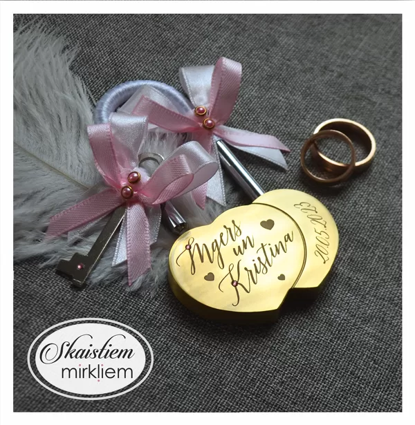 Kāzu slēdzene ar personalizētu dizainu un gaiši rozā lentītēm