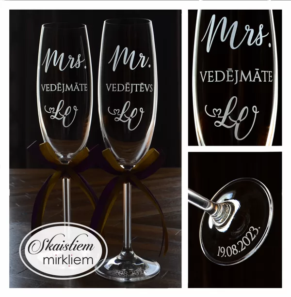 Vedēju glāzes ar tituliem "Mrs. Vedējmāte" un "Mr. Vedējtēvs" un lentēm