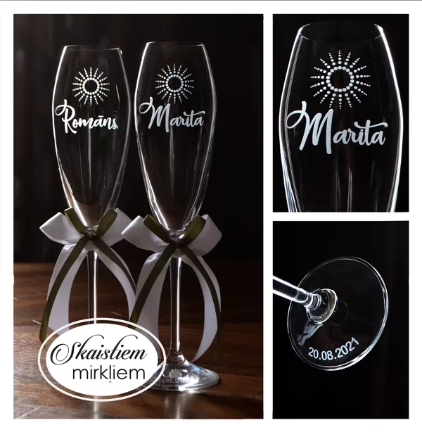 Kāzu glāzes Romānam un Maritai ar saules zīmes logo