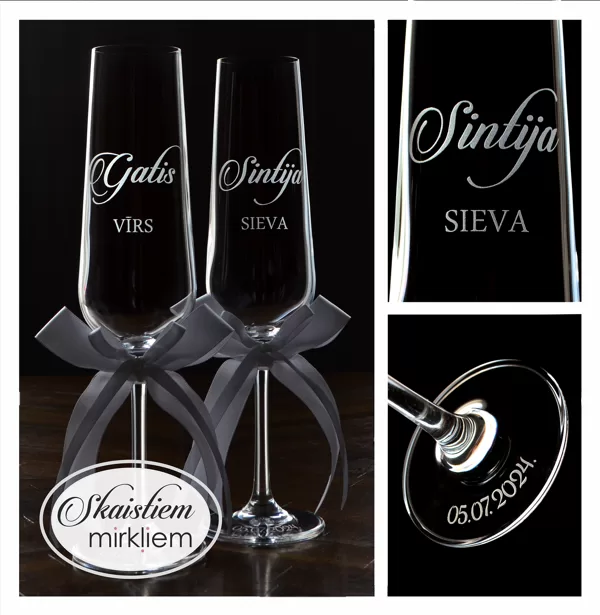 Personalizētas kāzu glāzes ar laulāto vārdiem, "Sieva", "Vīrs" un baltām lentēm