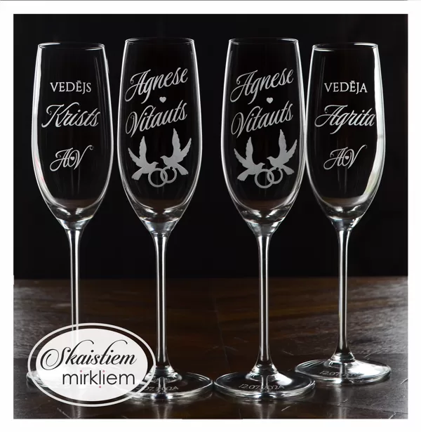 Kāzu glāžu komplekts ar vārdiem, gredzeniem un dūju motīva gravējumu