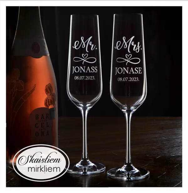 Elegants kāzu glāžu komplekts ar gravējumu "Mr. Jonass", "Mrs. Jonase"