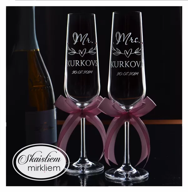 Kāzu glāzes ar gravējumu "Mr. Kurkovs", "Mrs. Kurkova", datumu un elegantām rozā lentēm