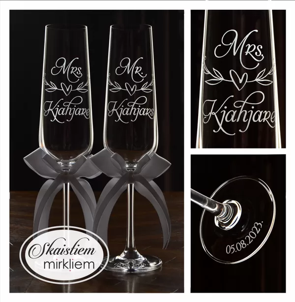 Personalizētas kāzu glāzes "Mr. &amp; Mrs. Kjahjars" ar gredzenu motīvu un baltām lentēm
