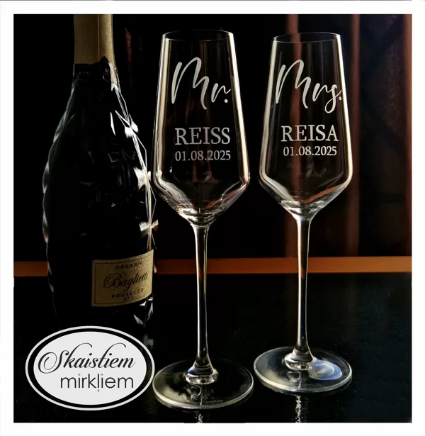 Personalizētas kāzu glāzes ar gravējumu "Mr. Reiss", "Mrs. Reisa" un kāzu datumu
