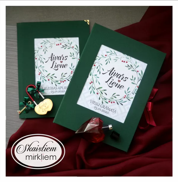 Viesu grāmata, laulības apliecības vāki un slēdzene kāzām ar zaļa auduma vākiem