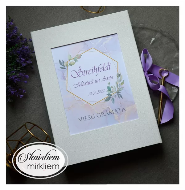 Gaiša viesu grāmata ar violeta toņa printu un individuāli pielāgotu anketu saturu
