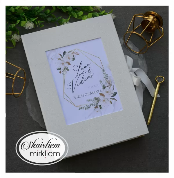 Personalizēta balta viesu grāmata ar anketām un dekoratīviem boho stila elementiem