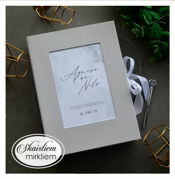 Minimālistiska pelēka viesu grāmata ar elegantu fontu un strukturētām anketu lapām