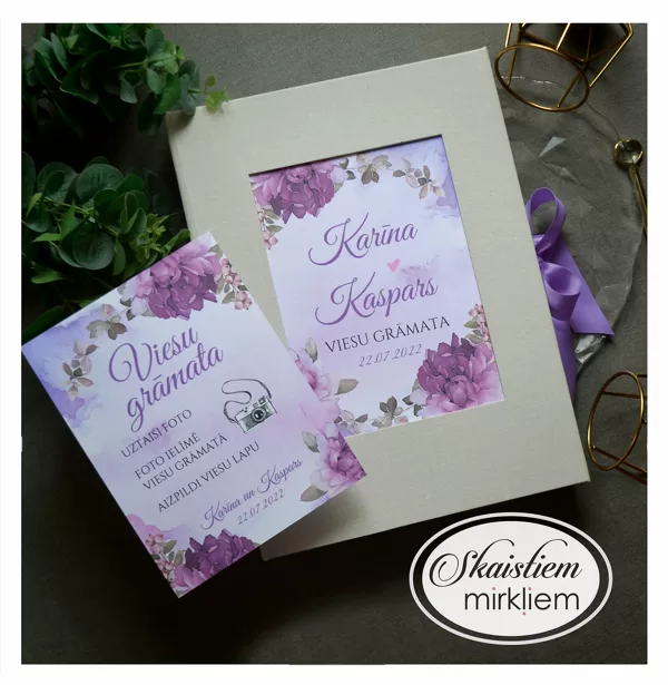 Pelēka viesu grāmata ar romantisku violetu ziedu printu un izņemamām anketu lapām iekšpusē