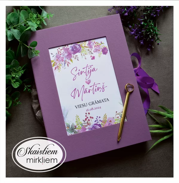 Violeta dekoratīvā materiāla viesu grāmata ar elegantu ziedu printu un vārdiem