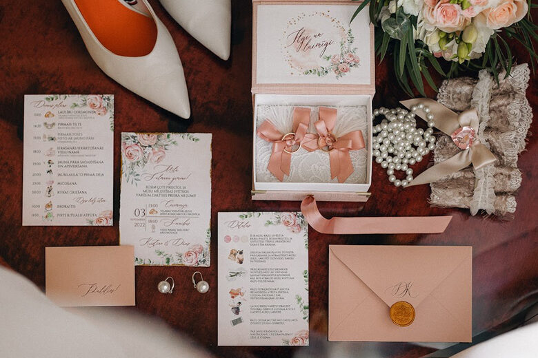 Kāzu ielūgumi rozā toņos ar detaļu kartiņām