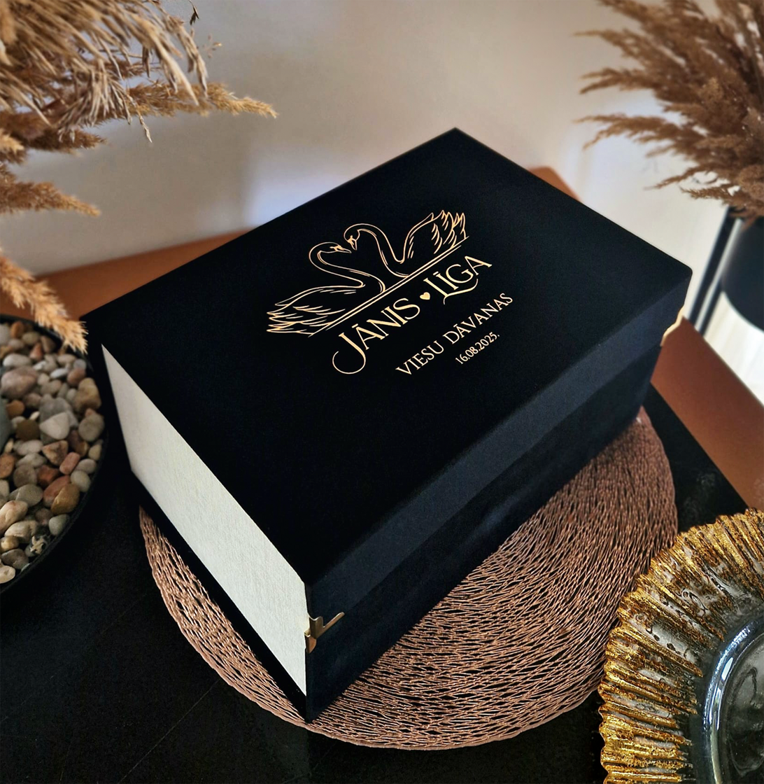 Kāzu viesu dāvanu kaste no melna samta un zelta vārdiem un datumu no Skaistiem mirkļiem