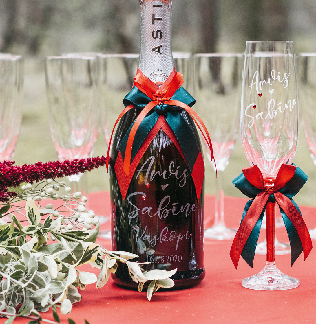 Kāzu pudele ar gravējumu un vārdiem - personalizēta dāvana kāzām - Skaistiem mirkļiem