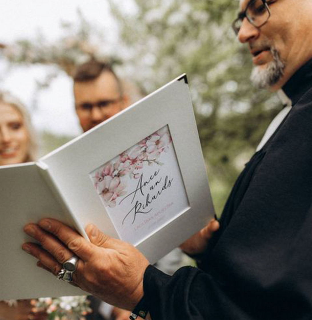 Laulības apliecības vāki ar ābeļziediem - Skaistiem mirkļiem