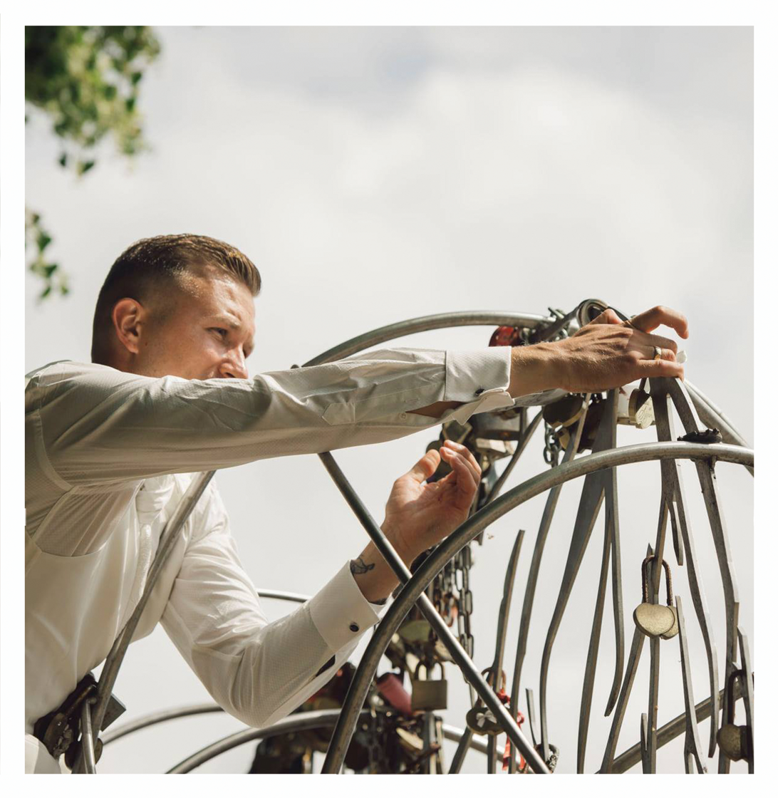 Līgavainis pie Liepājas mīlestības koka