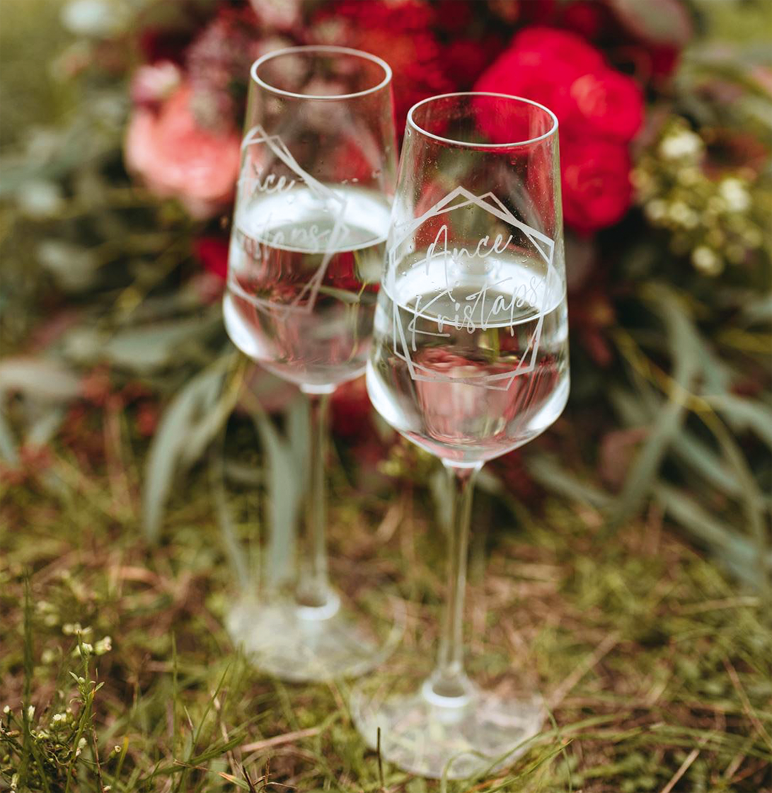 Personalizētas kāzu šampanieša glāzes ar gravējumu un ģeometriskām formām