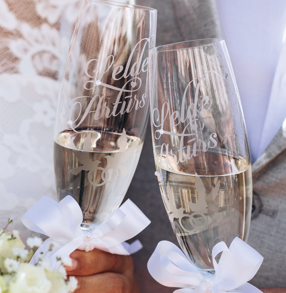 Gravētas kāzu šampanieša glāzes ar vārdiem - Skaistiem mirkļiem