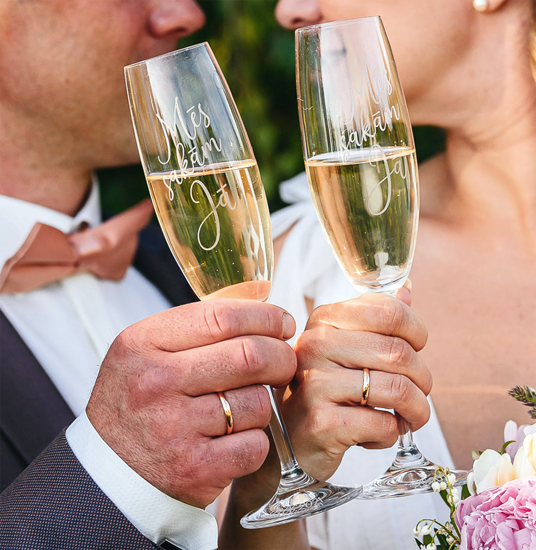 Kāzu glāzes ar īpašu gravējumu "Mēs teicām Jā!"