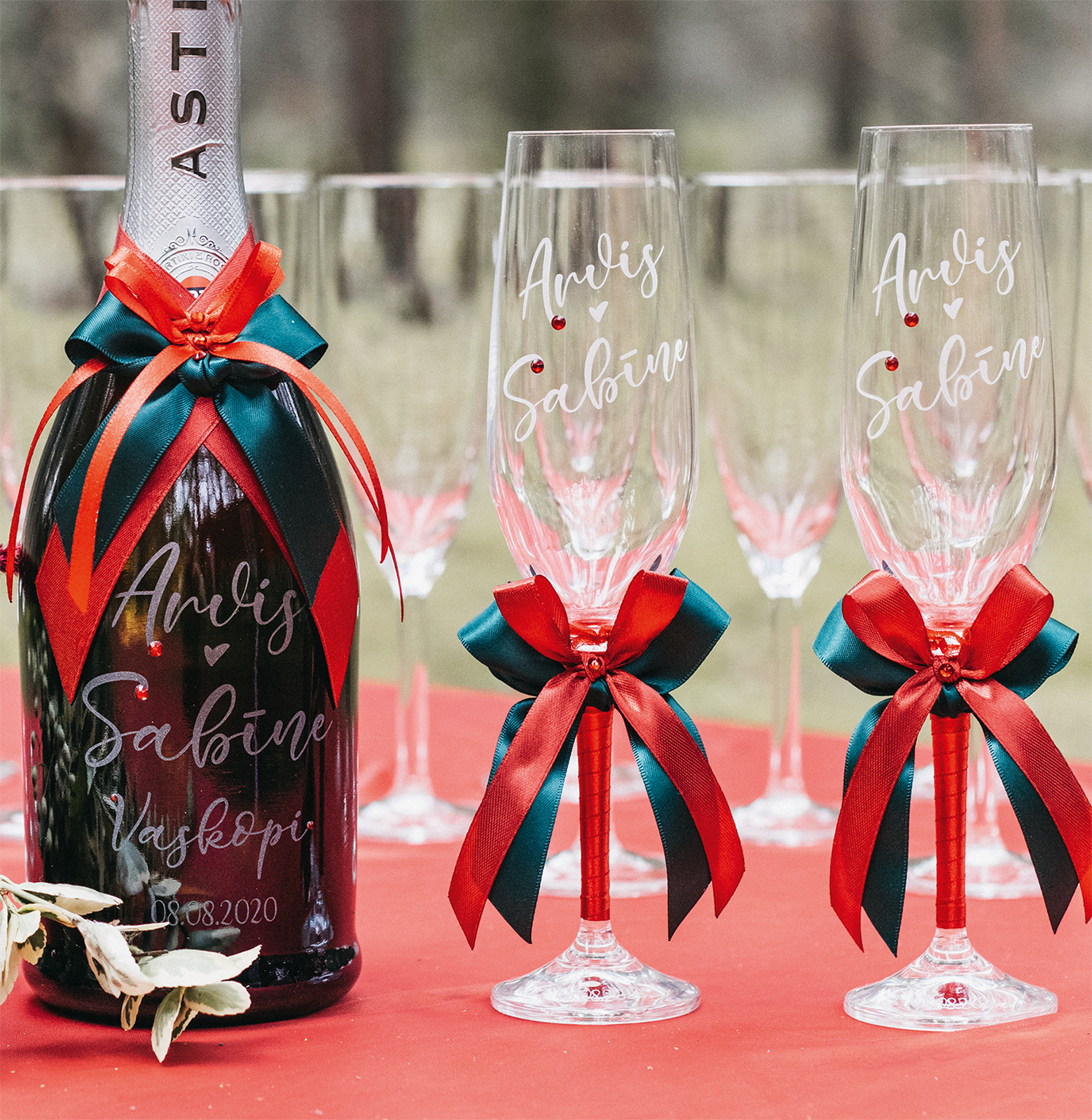 Kāzu šampanieša glāzes un pudele ar gravējumu-Skaistiem mirkļiem