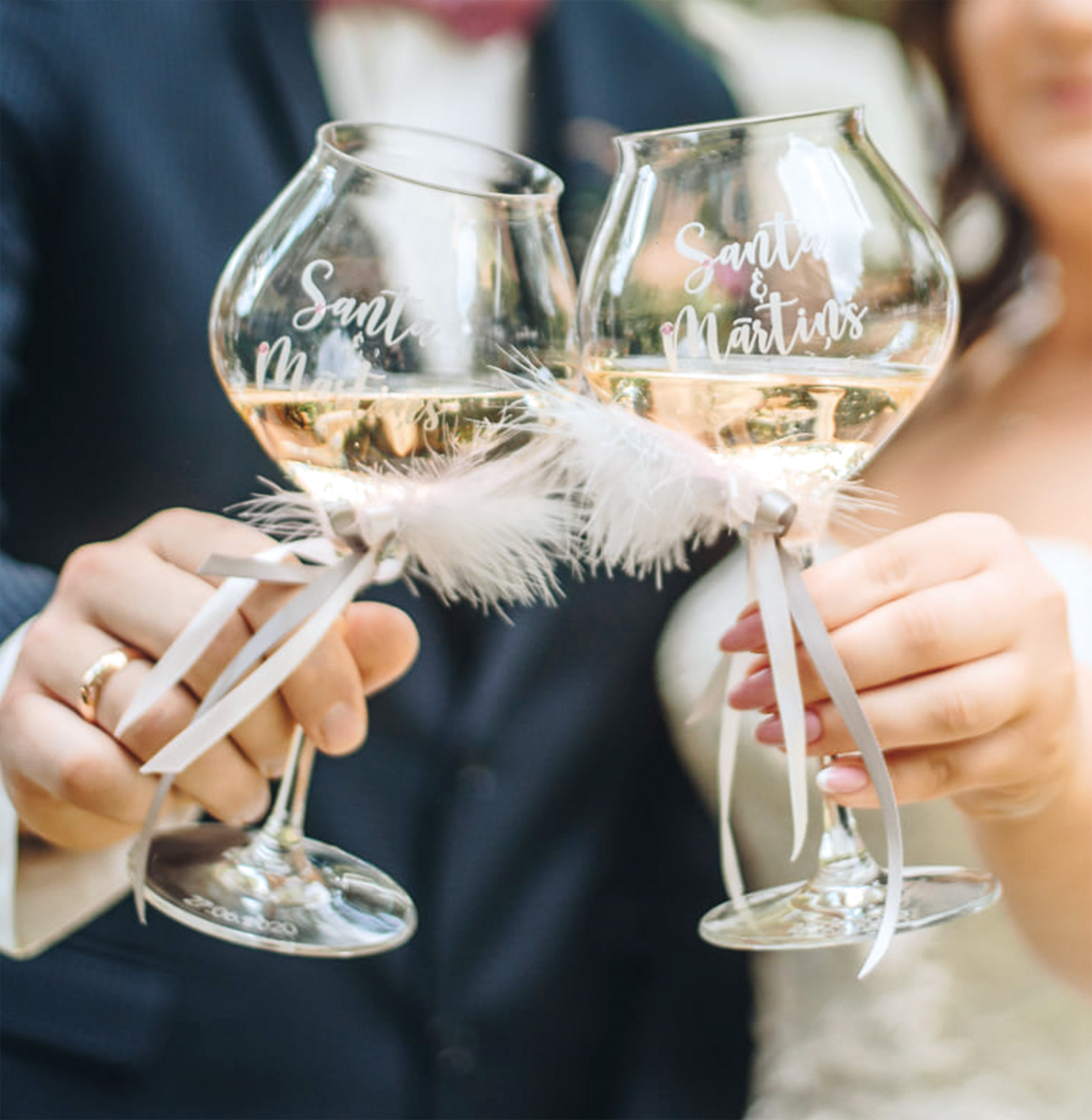 Kāzu šampanieša glāzes ar gravējumu Samanta & Mārtiņš - Skaistiem mirkļiem