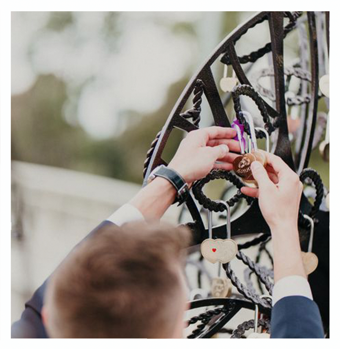 Kāzu slēdzenes ar gravējumu aizslēgšana pie metāla koka